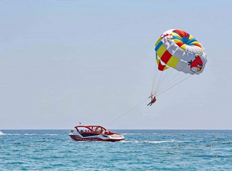 Parasailing in Dubai